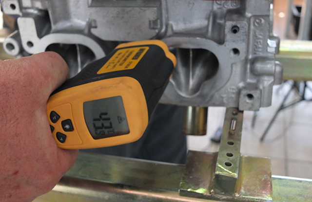Measuring the engine head temperature during pressure testing
